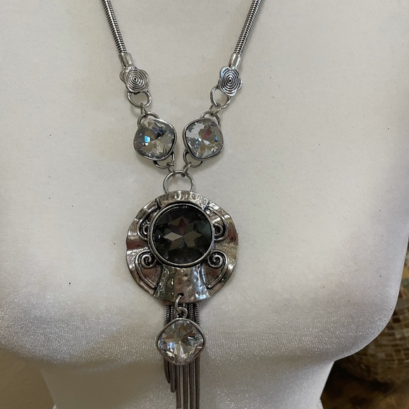 Beautiful sparkly necklace - Picture 3 of 8